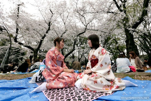 003-kimono-clad-women-enjoy-ch-8542-4649-1409276877.jpg