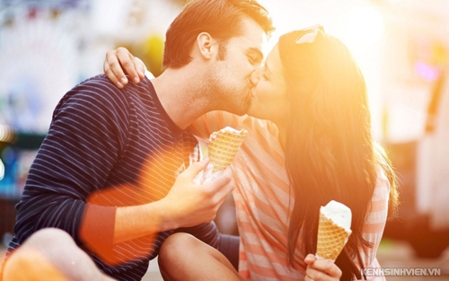 romantic-couple-kissing-hd-wal-3422-6244-1430895258.jpg