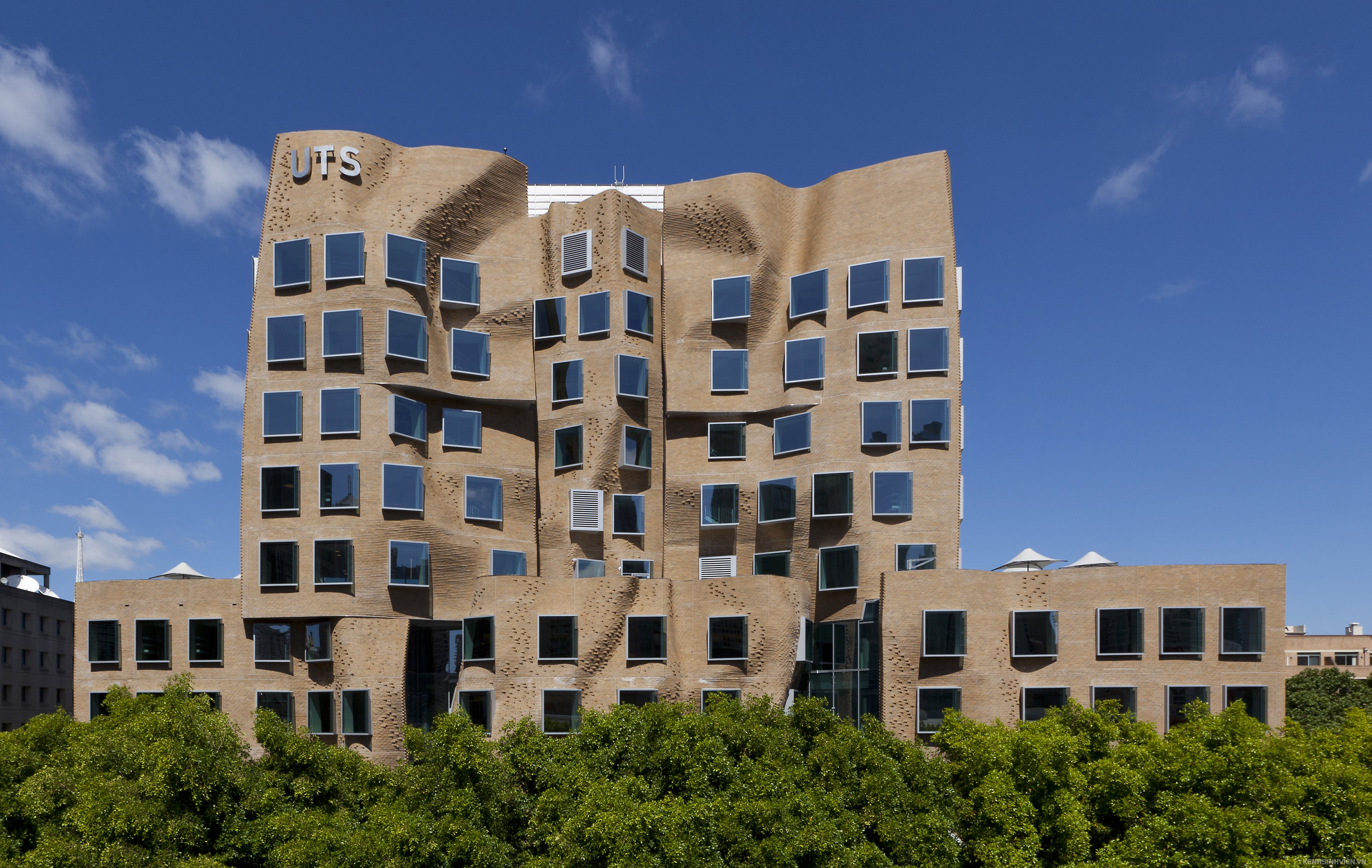 3-frank-gehry-designed-dr-chau-chak-wing-building-home-of-the-uts-business-school-credit-andrew-worssam-1.jpg